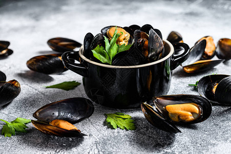 红酒酱中新鲜的贝壳烹饪海鲜的概念灰色背图片