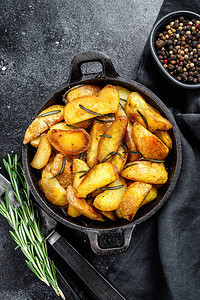 烤土豆加草药和迷迭香黑色背图片