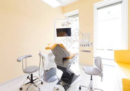 现代牙医椅设备完善的口腔科背景图片