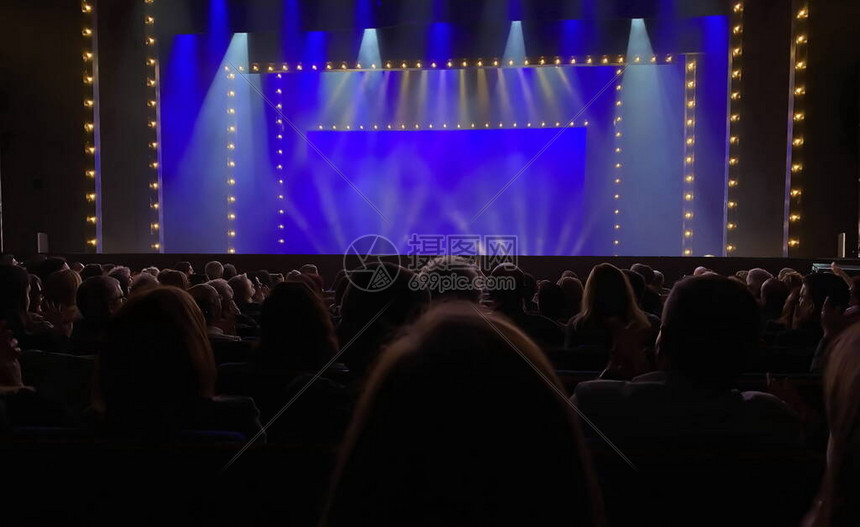 观众席旗帜飘扬 城市荣耀与篮球激情在夜空中交汇