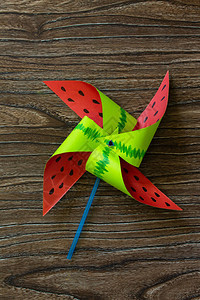 有趣的玩具西瓜风车在木桌上旋转儿童艺术项目针线活图片