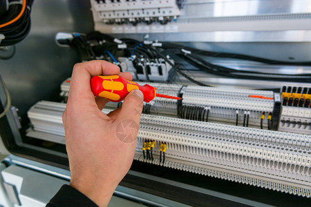 电动工程师检查电路隔间和修理连接条工程图片