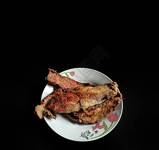 黑背景的烤牛肉杂食危地马拉典型食品图片