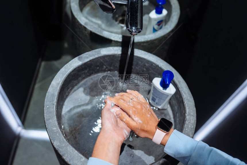 女人洗手来防范冠状科罗纳图片