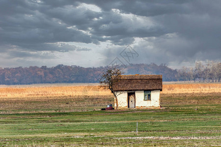 匈牙利霍托巴吉公园HortobagyNationPark的牧羊人棚屋图片