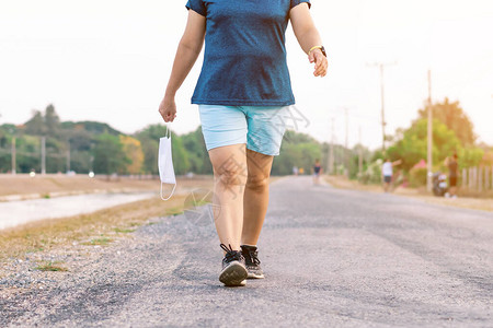 同时跑步在灌溉运河旁边的公路上呼吸更加方便图片