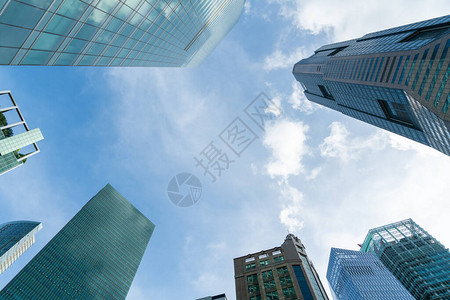 白天新加坡市中心风景如画的摩天大楼的低角度视图亚洲地区的金融区和贸易中心枢纽成功的概念高科技世图片