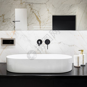 在浴室用大理石墙砖的黑色水龙头在洗手间安装黑水管的奥背景图片