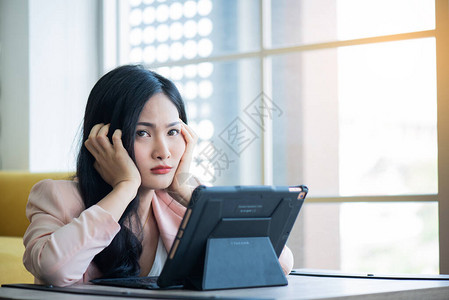 妇女对在办公室工作的压力Offic图片