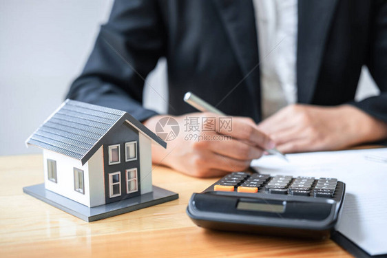 房地产代理工作签署房屋保险协议文件合同图片