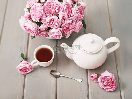 灰色木桌上的粉红玫瑰茶图片