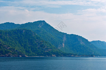 爱琴海沿岸的山脉蓝色轮图片