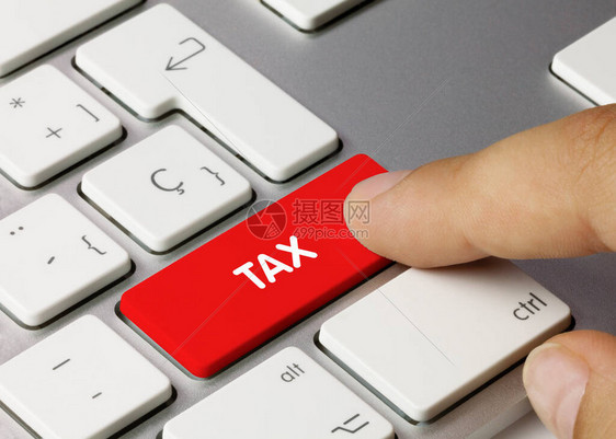 在金属键盘的红键上写入税务图片