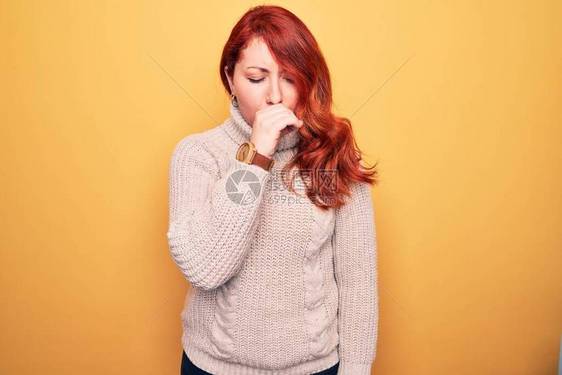 年轻美丽的红发女青年穿着黄皮毛衣的随身外套图片