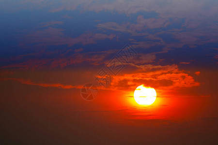 太阳落日时的蓝橙黄色红月光图片