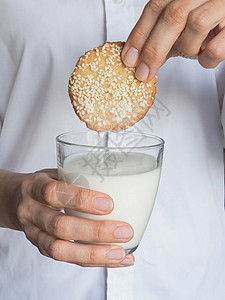 芝麻饼干在牛奶图片