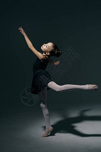 美丽的女孩芭蕾舞女芭蕾舞在轻玩和影子的黑图片