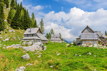 山上的传统木屋图片