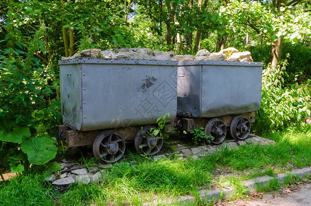 一对在铁轨上运行的老式采矿车与这些类似的货车用于在矿山和采石场运输石头矿石矿物或煤炭它们是由马人图片