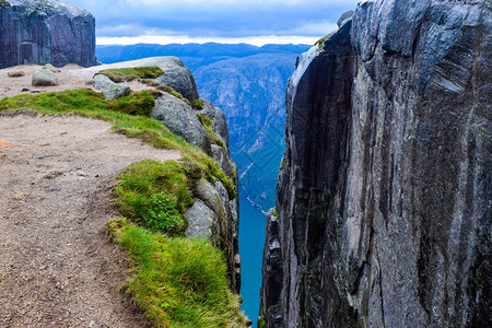 通过两个984米高的悬崖之间的缝隙可以看到Lysefjorden图片