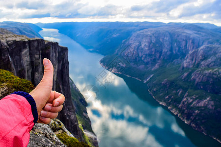 Lysefjorden的美丽山地景观图片