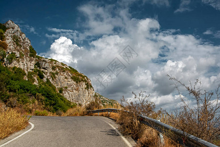 希腊科孚岛森林山区的空山坡沥青路图片