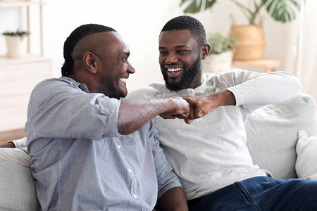 黑千年男伴和他年老爸在家打拳击背景图片