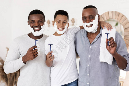 三代男子家庭在浴室一起刮胡子图片