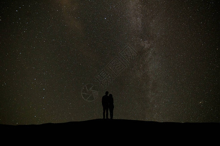 站在星空背景上的情侣图片