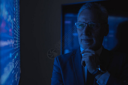 那个老商人站在黑暗实验室的蓝屏幕附近黑漆图片