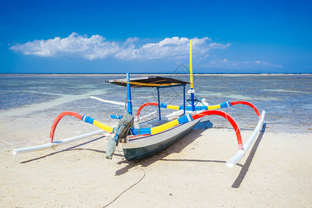 印度尼西亚巴厘岛萨努尔海滩上的海滩场景和传图片