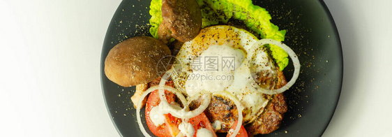 配有鸡蛋新鲜生菜番茄洋葱和真菌的加米蒙油炸图片