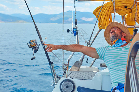 免费下载照片  |帆船长在公海上钓鱼立即下载插画