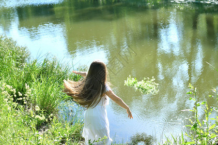 美丽的花圈在河边的夏天草地上的女孩伊万库帕拉盛宴仲夏地球日7月日图片