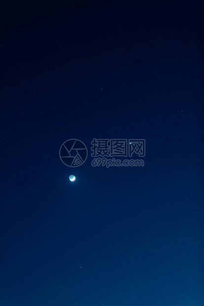 年轻的月亮和金星在黑暗的夜空中图片