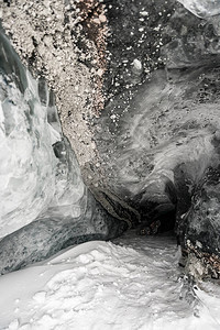 冰洞里面有雪图片