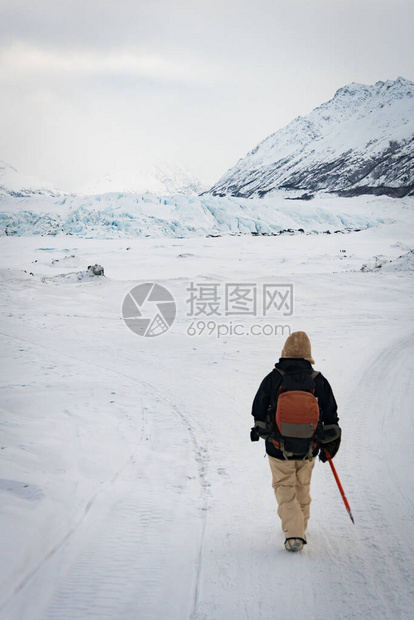 勇敢的徒步旅行者在阿拉斯加马塔努斯卡冰川的雪地上徒步旅行她沿着一条通往冰洞的小路寒假期间的极端冒险在图片