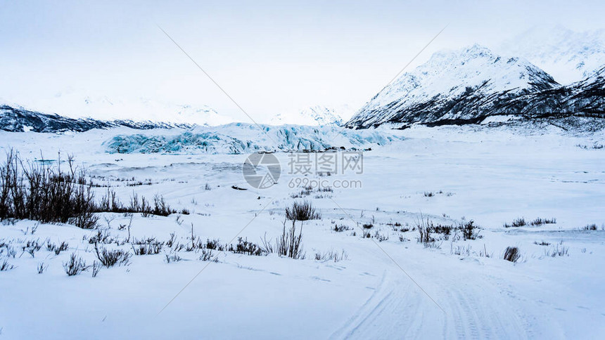 马塔努斯卡冰川在冬天被群山和雪包围的全景沿着通往冰洞的小路远足时从远处拍摄的它空虚而寂寞在阿拉斯加的图片