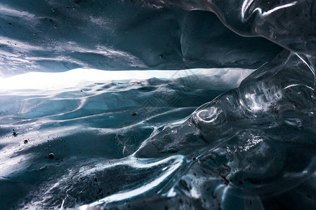 特写在阿拉斯加马塔努斯卡冰川的一个冰洞内部图片