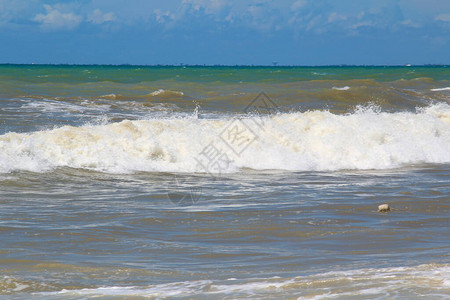 沙滩上的波浪没有大风暴海泡沫蓝天图片