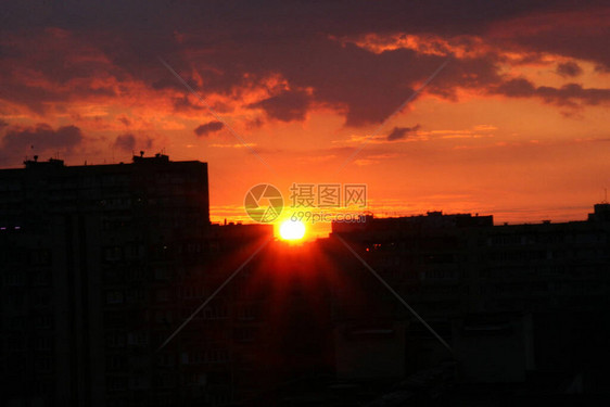 城内日落在高楼的建筑中太阳落图片