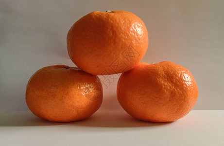 白色背景上的黑暗三个橘子讲台图片