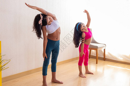 两个小妹在家客厅做运动在家里图片