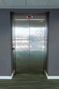 二楼有封闭门的现代电梯图片