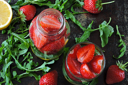 草莓芝麻菜饮料清爽的草莓鸡尾酒排毒饮料图片