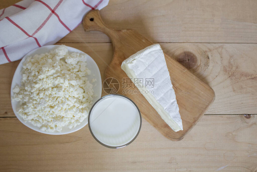 美味的鲜奶是主要的营养来源之一奶酪牛奶酪和苹果质朴的食物在一个木制的背景上从上面查图片