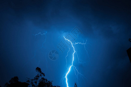 夜晚的闪电风暴图片
