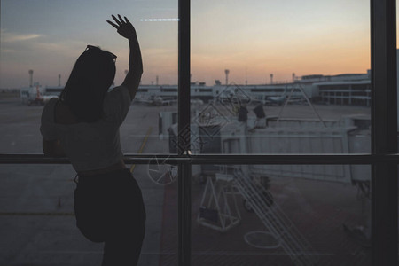 年轻美丽的旅行者在机场的离港大厅图片