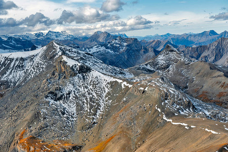 从雪朗峰看瑞士阿尔卑斯山天际线的白雪皑山脉的风景图片