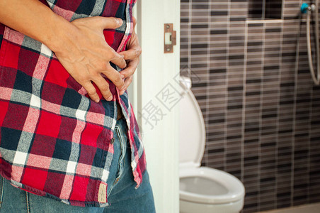 亚洲男人有胃痛和腹泻想上厕所图片